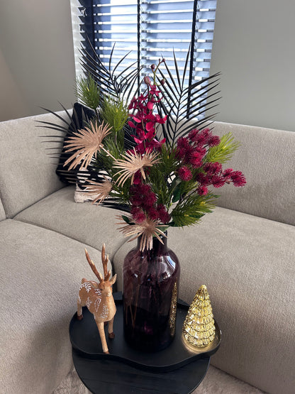 Burgundy glazen vaas met luxe zijden kerstboeket – rood, groen, zwart & goud