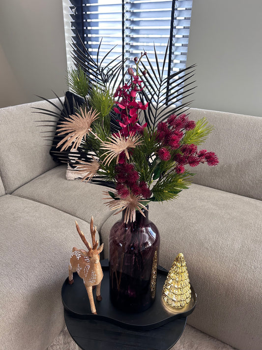 Burgundy glazen vaas met luxe zijden kerstboeket – rood, groen, zwart & goud